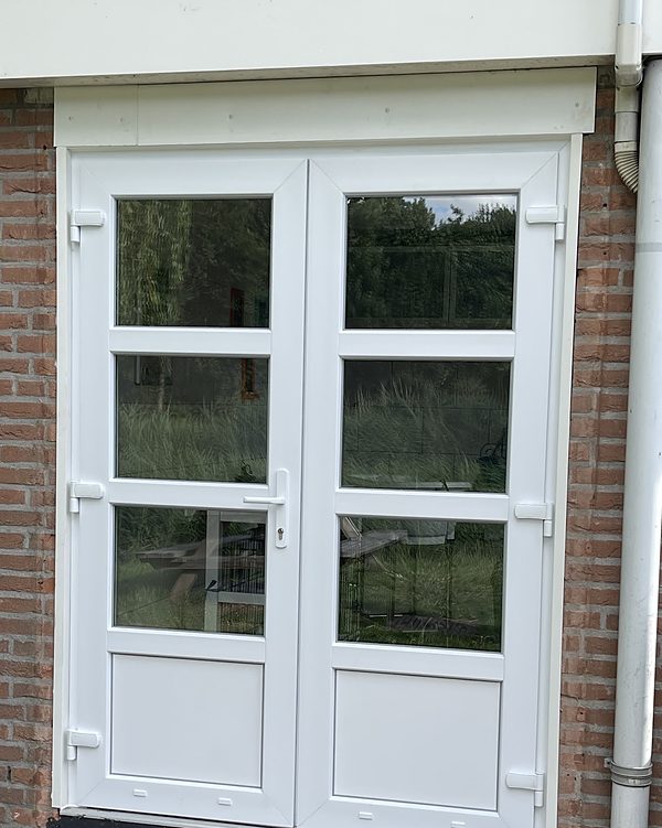 De witte dubbele deuren van de salon