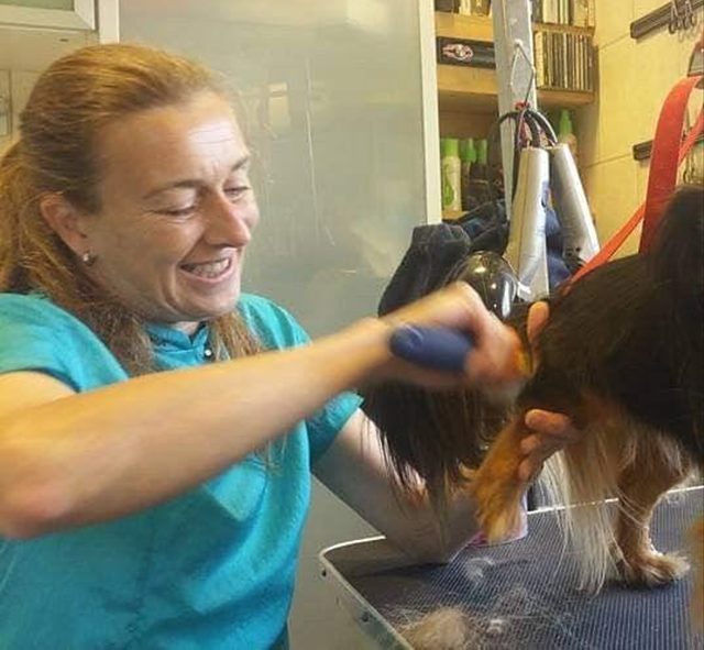 Joyce borstelt lachend een langharig hondje